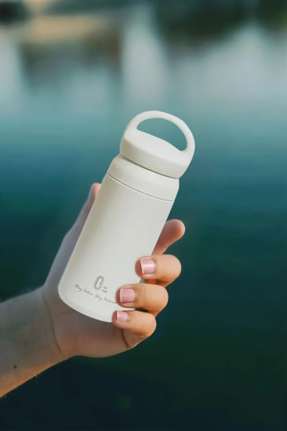 Dr.mito Thermo bottle Vacuum-Sealed, Sweat-Proof, Durable Stainless Steel with Sleek Design, Ideal for Outdoor Adventures White