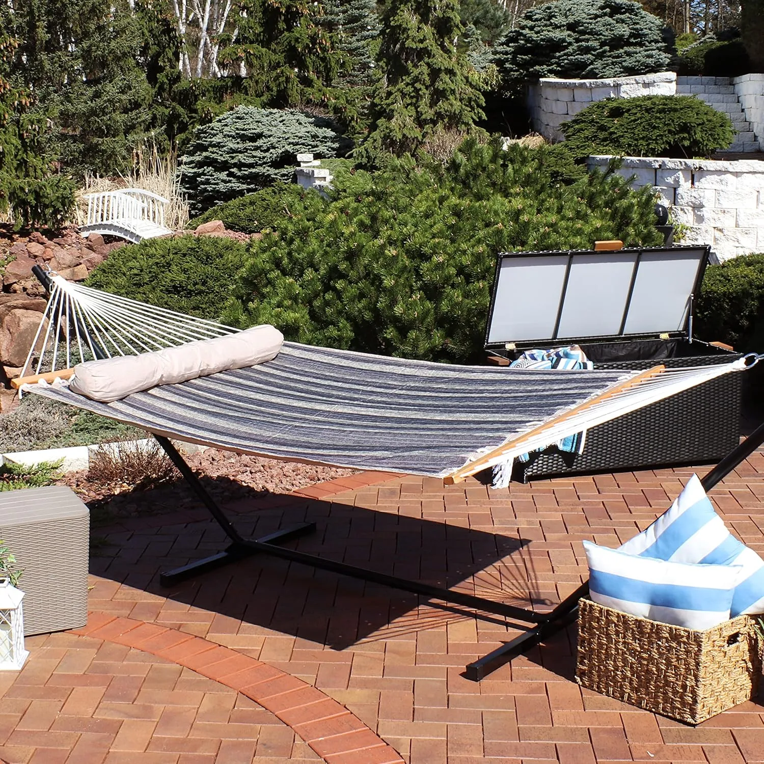 Sunnydaze Quilted Outdoor Hammock with Spreader Bars - Heavy-Duty 450-Pound Capacity Double Hammock for Outside - Mountainside